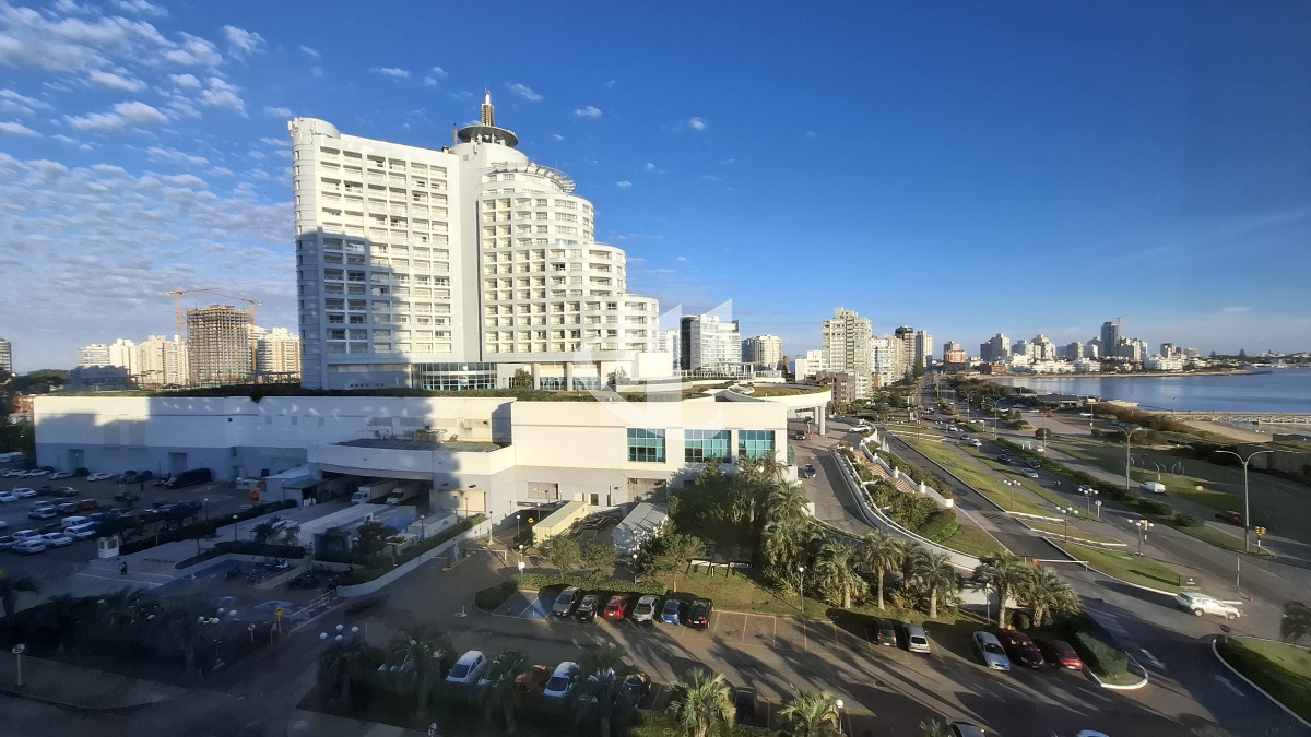 Apartamento ID.2036 - Alquiler Anual, 4 dormitorios, 5 baños, primera linea, Mansa, Punta del Este