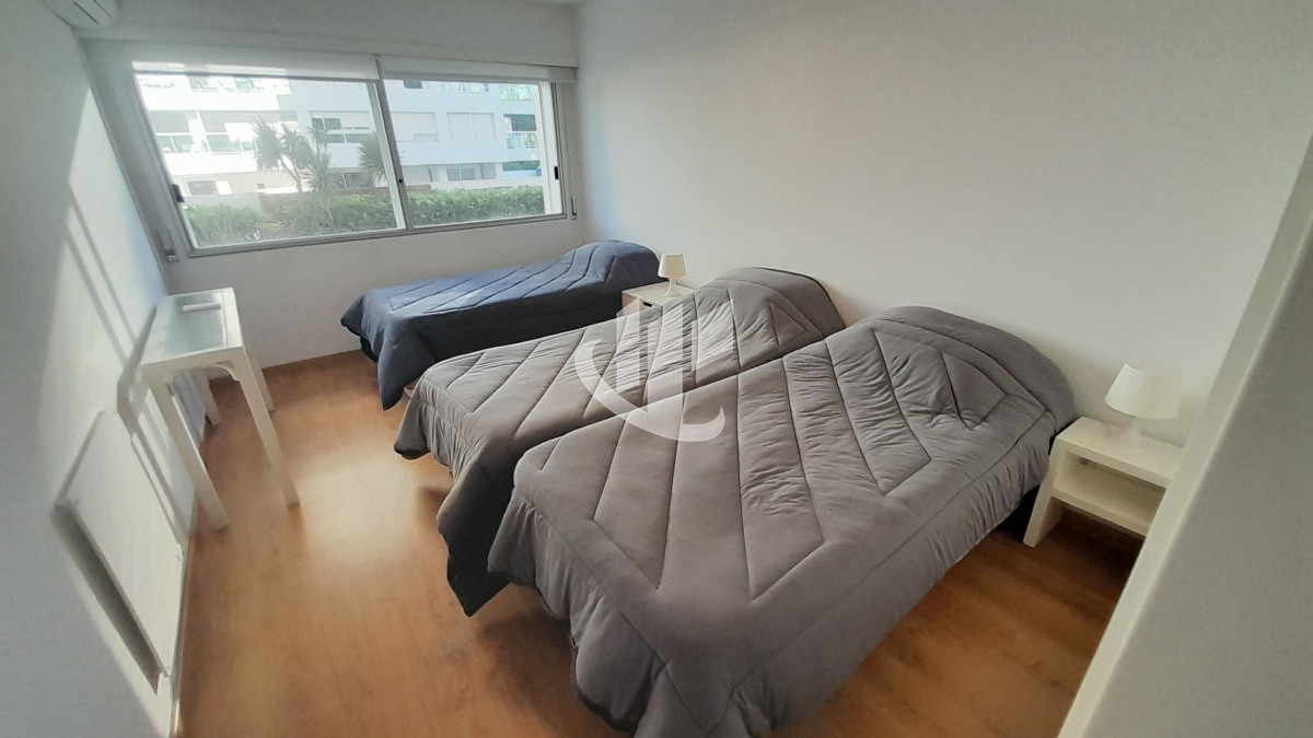 Apartamento ID.1719 - PUNTA DEL ESTE MANSA FRENTE AL MAR! APARTAMENTO DE 2 DORMITORIOS Y DEPENDENCIA EN VENTA! 