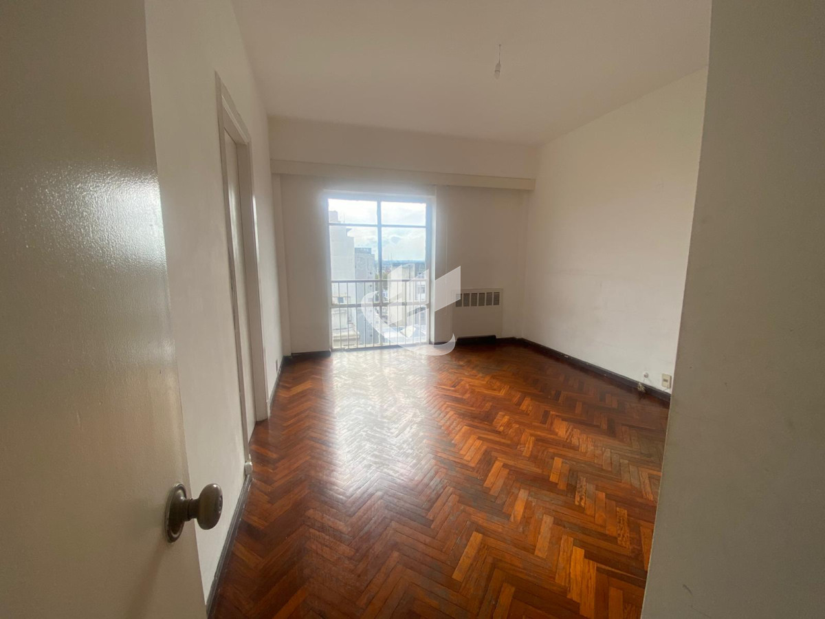 Apartamento ID.1860 - APARTAMENTO DE CATEGORIA 3 DORMITORIOS 2 BAÑOS  Y SERVICIO GARAJE SOBRE 18 DE JULIO