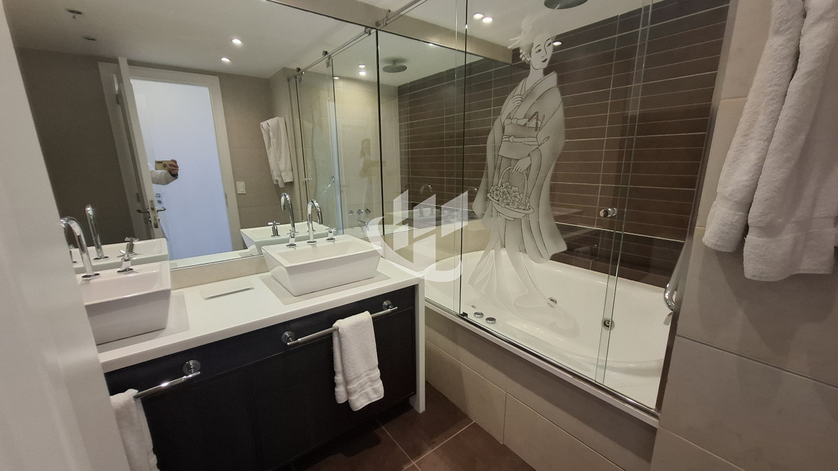 Apartamento ID.2038 - Venta apartamento 3 suites y dep completa, primera línea Brava, Punta del Este