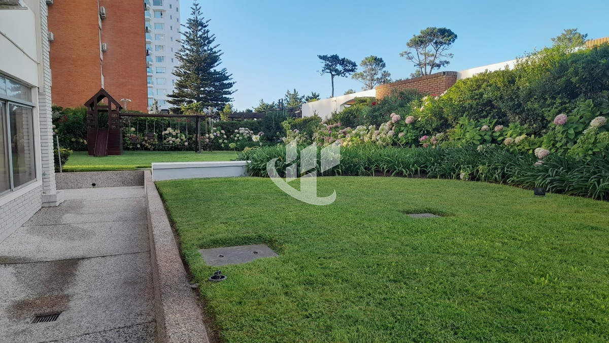 Apartamento ID.1719 - PUNTA DEL ESTE MANSA FRENTE AL MAR! APARTAMENTO DE 2 DORMITORIOS Y DEPENDENCIA EN VENTA! 