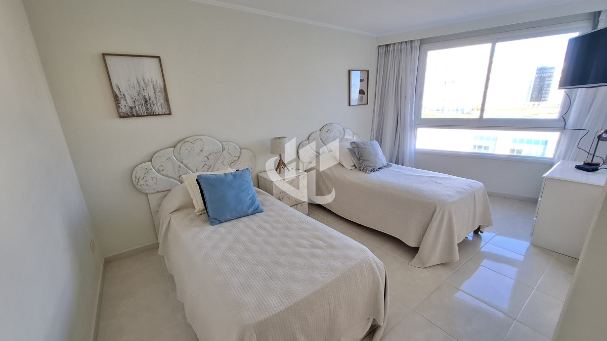 Apartamento ID.2036 - Alquiler Anual, 4 dormitorios, 5 baños, primera linea, Mansa, Punta del Este