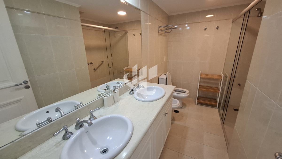 Apartamento ID.2036 - Alquiler Anual, 4 dormitorios, 5 baños, primera linea, Mansa, Punta del Este