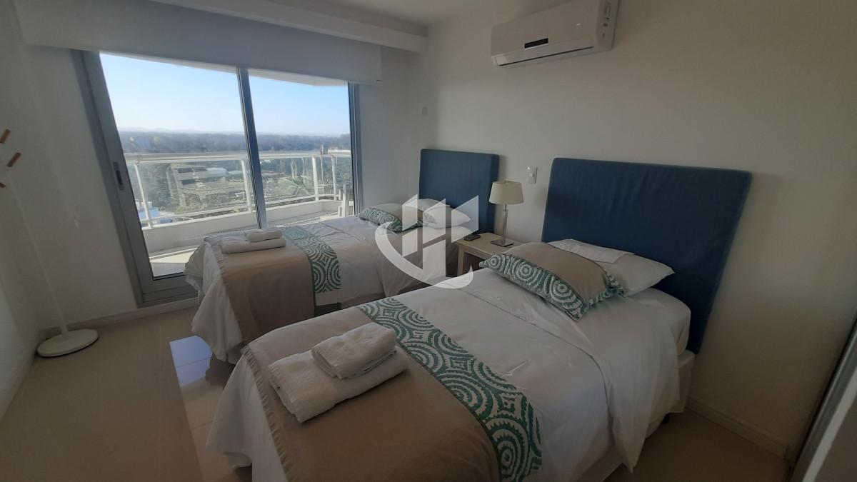 Apartamento ID.896 - Alquiler temporario, 2 dormitorios mas dependencia, piso alto, vista, Brava, Punta del Este.