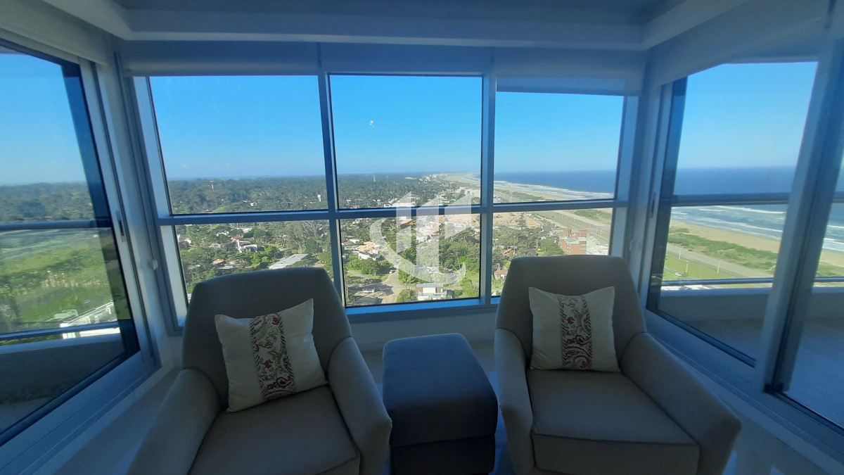 Apartamento ID.896 - Alquiler temporario, 2 dormitorios mas dependencia, piso alto, vista, Brava, Punta del Este.