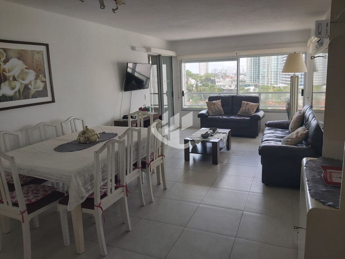 Apartamento ID.692 - Venta, apartamento, 2 dormitorios y dep, con vista, Lincoln Center, Playa Mansa, Punta del Este