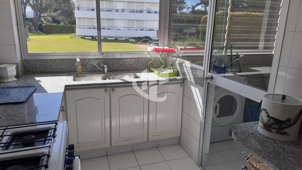 Apartamento ID.828 - Alquiler de Verano, 4 dormitorios mas dep, 1era linea al mar, Rincon del Indio, Punta del Este