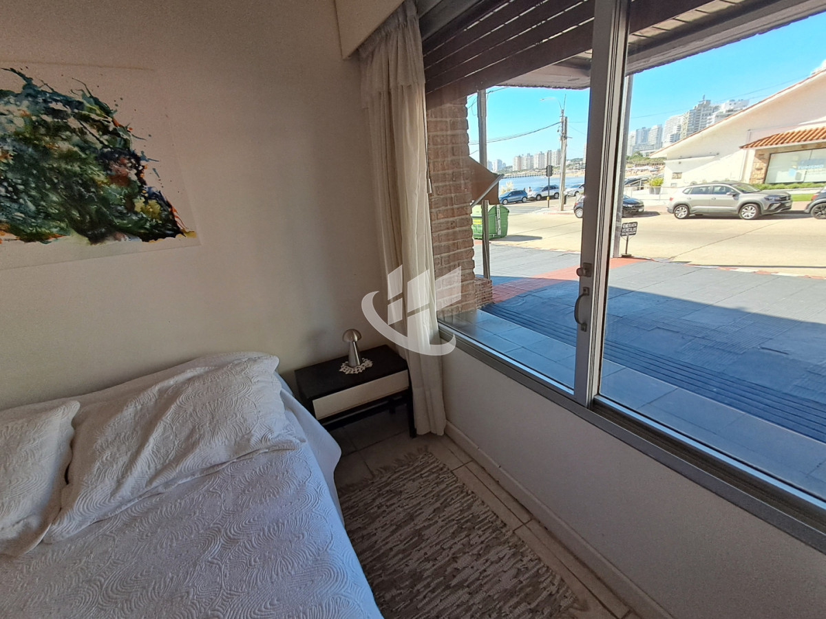 Apartamento ID.2484 - PUNTA DEL ESTE PENINSULA APTO 2 DORM 2 BAÑOS GARAGE A METROS DEL MAR