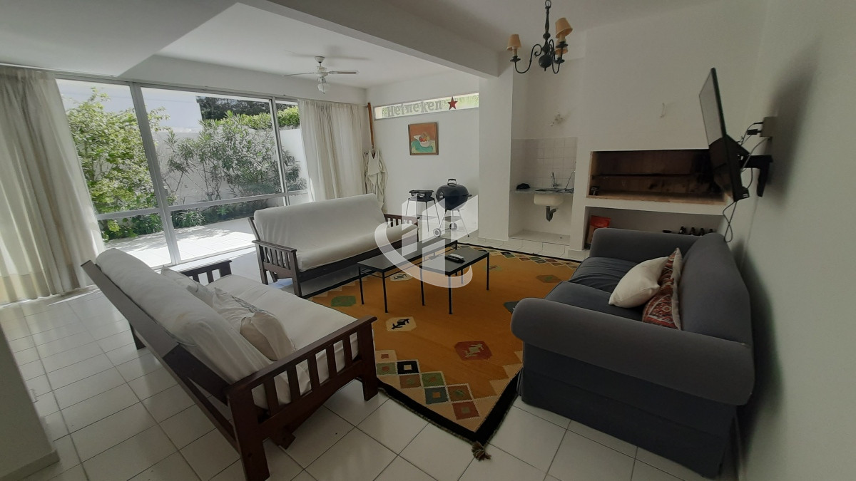 Apartamento ID.828 - Alquiler de Verano, 4 dormitorios mas dep, 1era linea al mar, Rincon del Indio, Punta del Este
