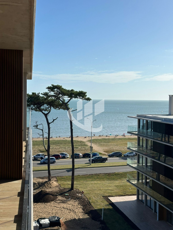 Apartamento ID.2238 - Venta apartamento, 1 dormitorio, 1era linea de mar, Playa Mansa, Punta del Este