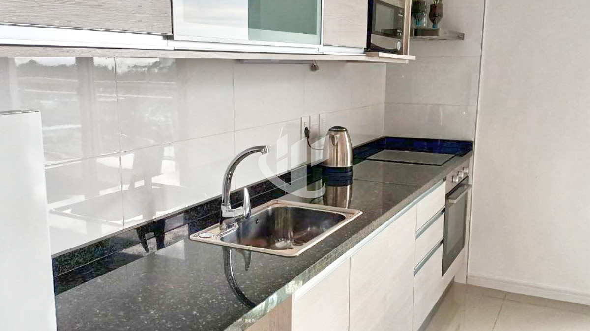 Apartamento ID.124 - Alquiler anual, monoambiente, piso alto, vista al mar, Punta del Este