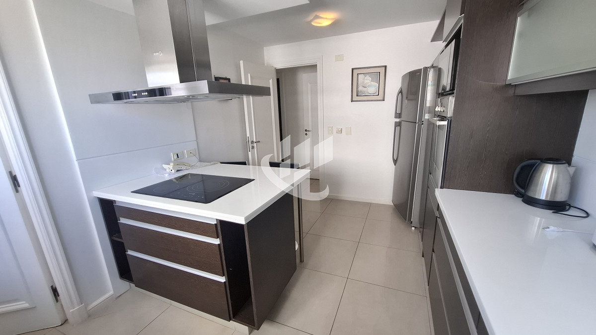 Apartamento ID.2038 - Venta apartamento 3 suites y dep completa, primera línea Brava, Punta del Este