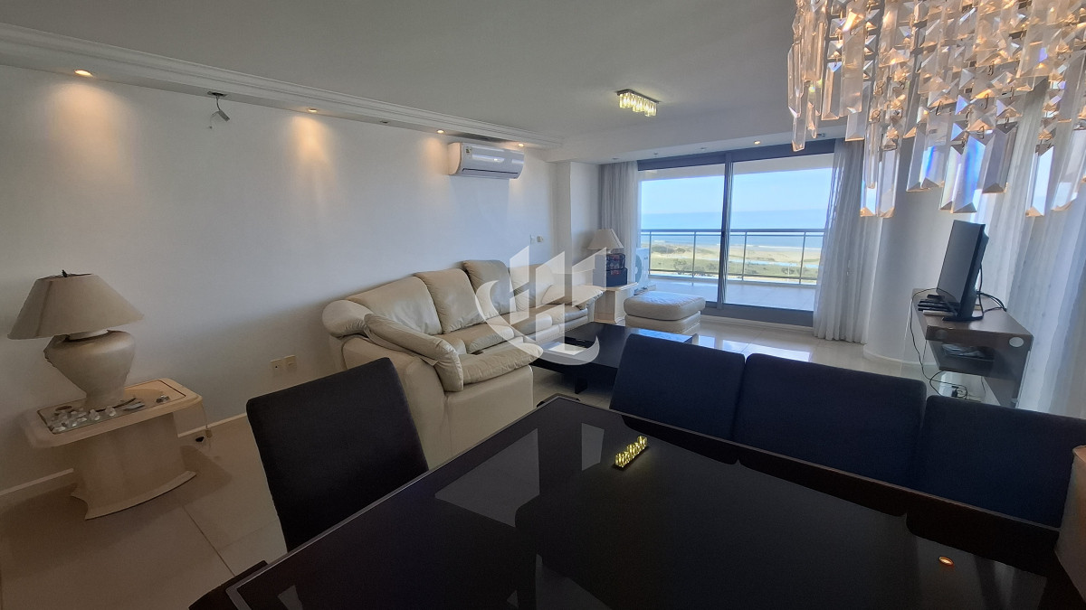 Apartamento ID.2038 - Venta apartamento 3 suites y dep completa, primera línea Brava, Punta del Este