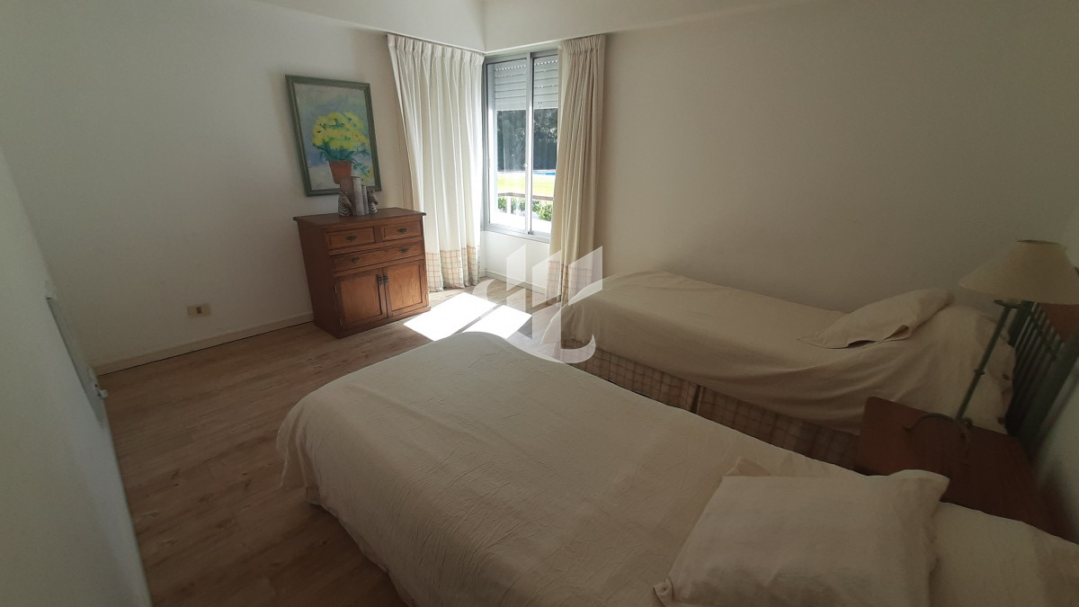 Apartamento ID.828 - Alquiler de Verano, 4 dormitorios mas dep, 1era linea al mar, Rincon del Indio, Punta del Este