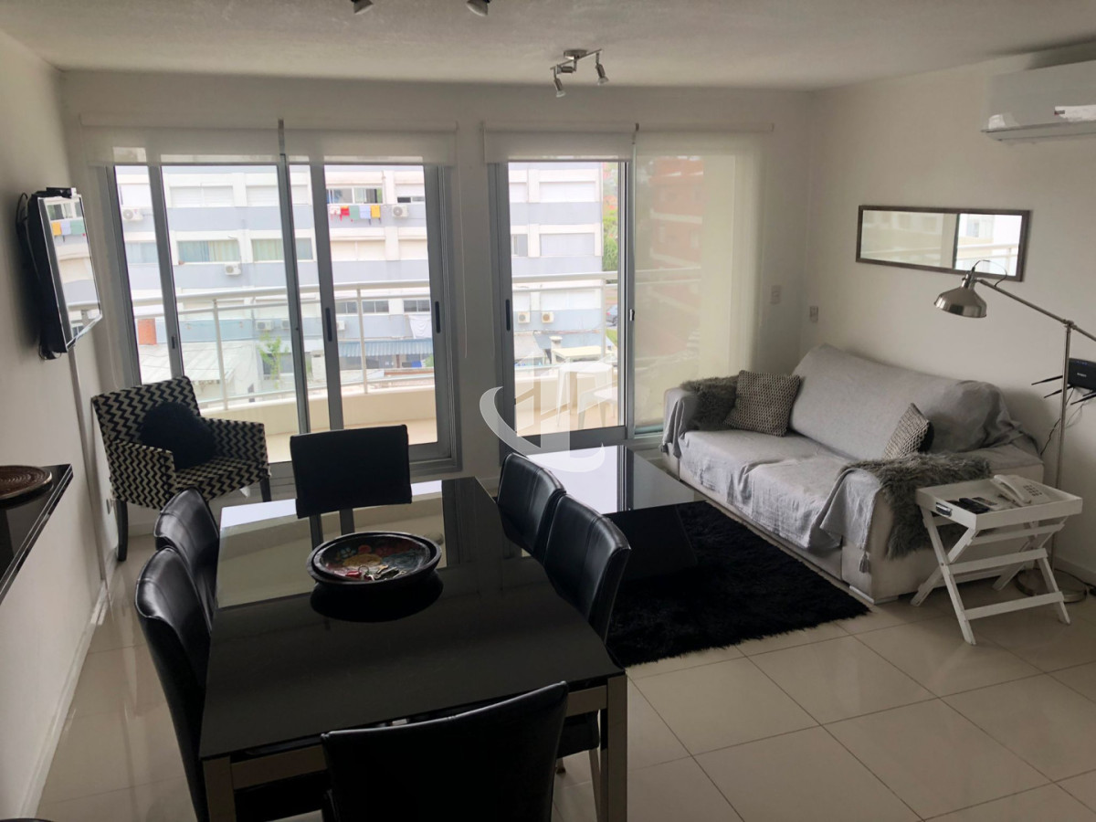 Apartamento ID.2500 - PUNTA DEL ESTE AIDY GRILL APTO DE 2 DORMITORIOS 2 BAÑOS BALCON CON PARRILLERO GARAGE