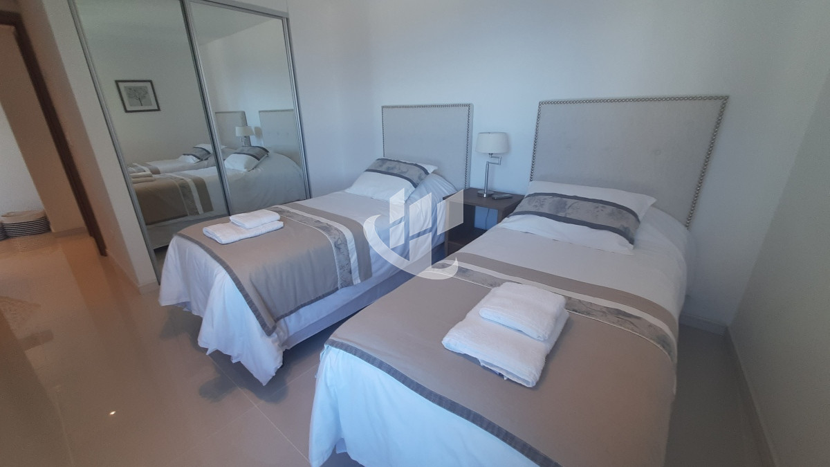 Apartamento ID.894 - Alquiler Temporada, 3 dormitorios y dep, con vista, piso alto, Brava, Punta del Este