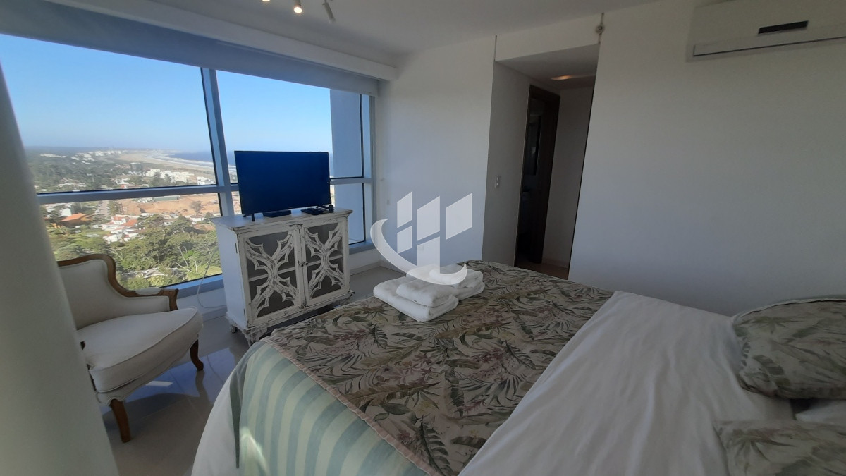 Apartamento ID.896 - Alquiler temporario, 2 dormitorios mas dependencia, piso alto, vista, Brava, Punta del Este.