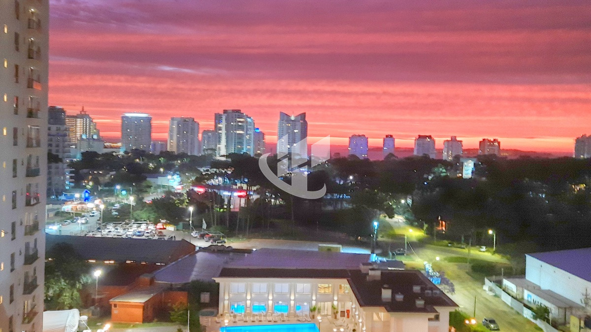 Apartamento ID.124 - Alquiler anual, monoambiente, piso alto, vista al mar, Punta del Este