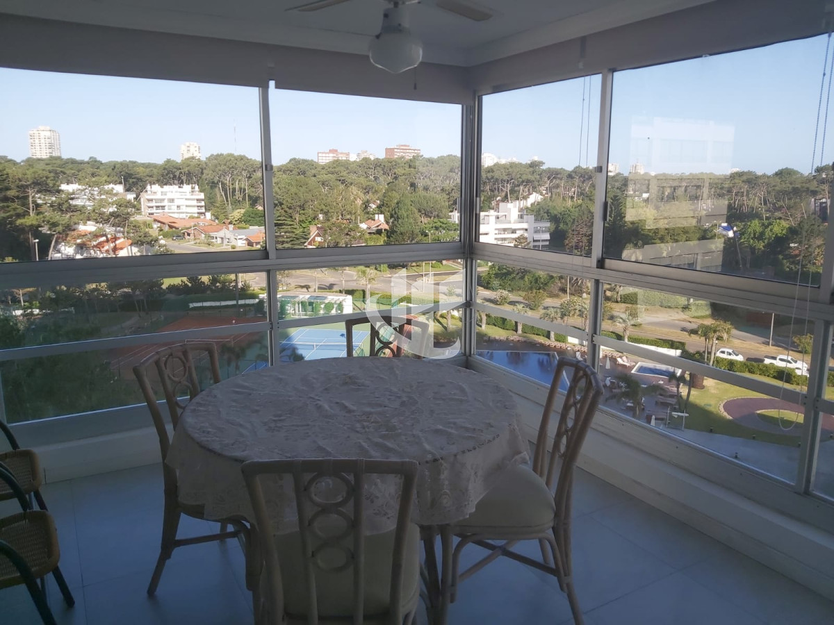 Apartamento ID.692 - Venta, apartamento, 2 dormitorios y dep, con vista, Lincoln Center, Playa Mansa, Punta del Este