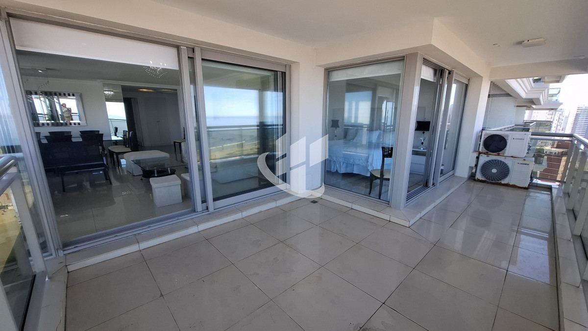 Apartamento ID.2040 - Venta departamento, primera linea 4 suites, Brava, Punta del Este