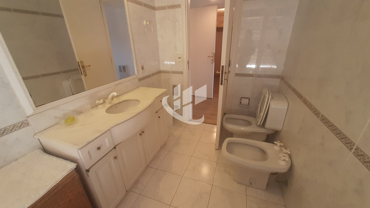 Apartamento ID.828 - Alquiler de Verano, 4 dormitorios mas dep, 1era linea al mar, Rincon del Indio, Punta del Este