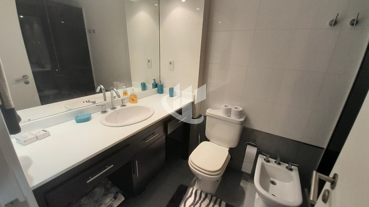 Apartamento ID.1719 - PUNTA DEL ESTE MANSA FRENTE AL MAR! APARTAMENTO DE 2 DORMITORIOS Y DEPENDENCIA EN VENTA! 