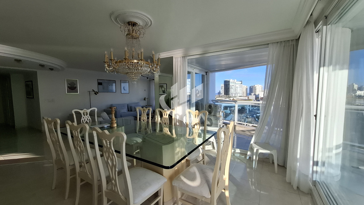Apartamento ID.2036 - Alquiler Anual, 4 dormitorios, 5 baños, primera linea, Mansa, Punta del Este