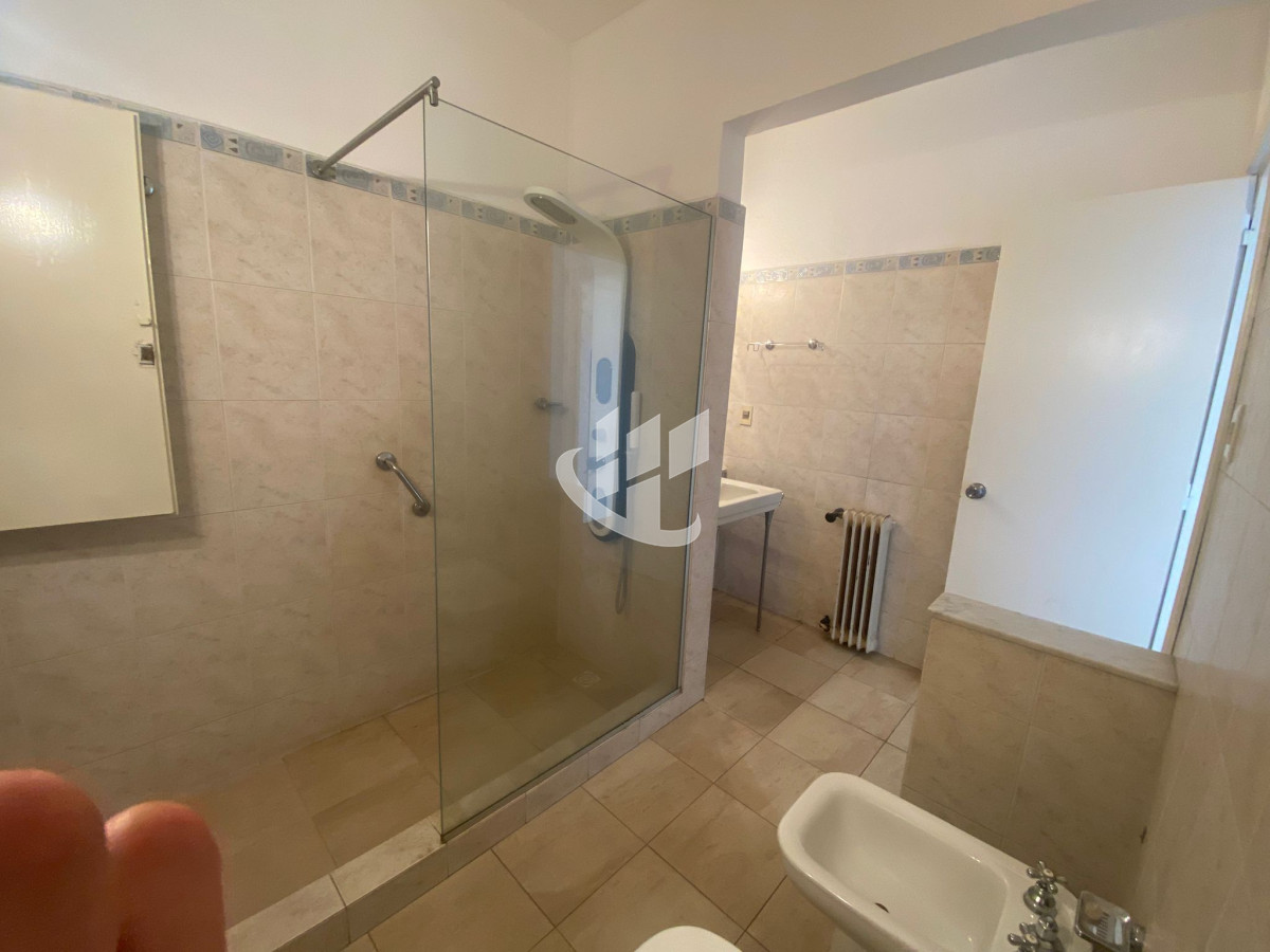 Apartamento ID.1860 - APARTAMENTO DE CATEGORIA 3 DORMITORIOS 2 BAÑOS  Y SERVICIO GARAJE SOBRE 18 DE JULIO