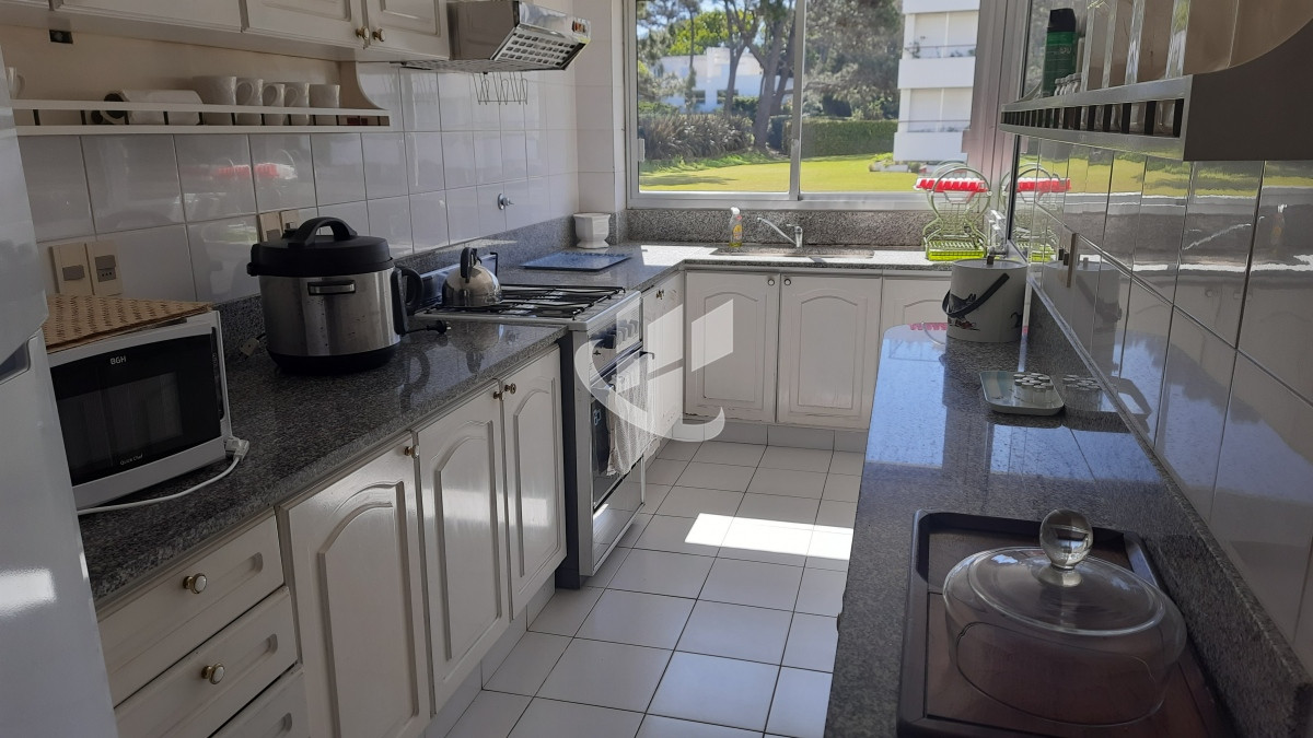 Apartamento ID.828 - Alquiler de Verano, 4 dormitorios mas dep, 1era linea al mar, Rincon del Indio, Punta del Este