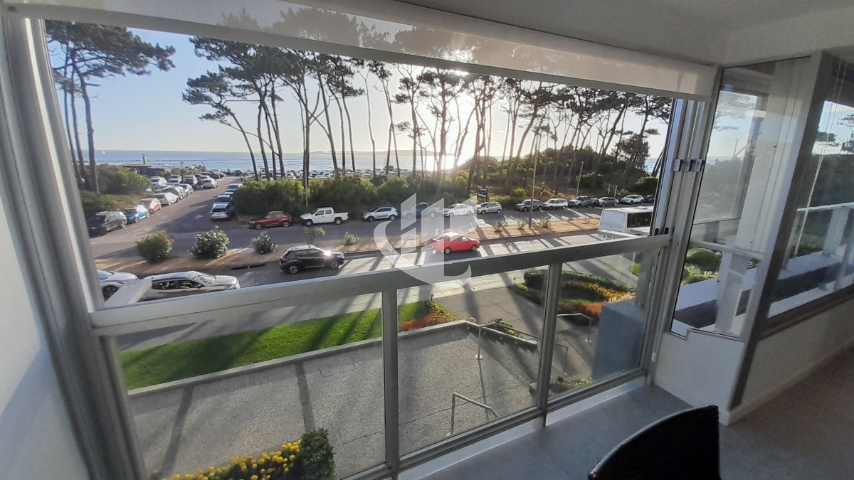 Apartamento ID.1719 - PUNTA DEL ESTE MANSA FRENTE AL MAR! APARTAMENTO DE 2 DORMITORIOS Y DEPENDENCIA EN VENTA! 