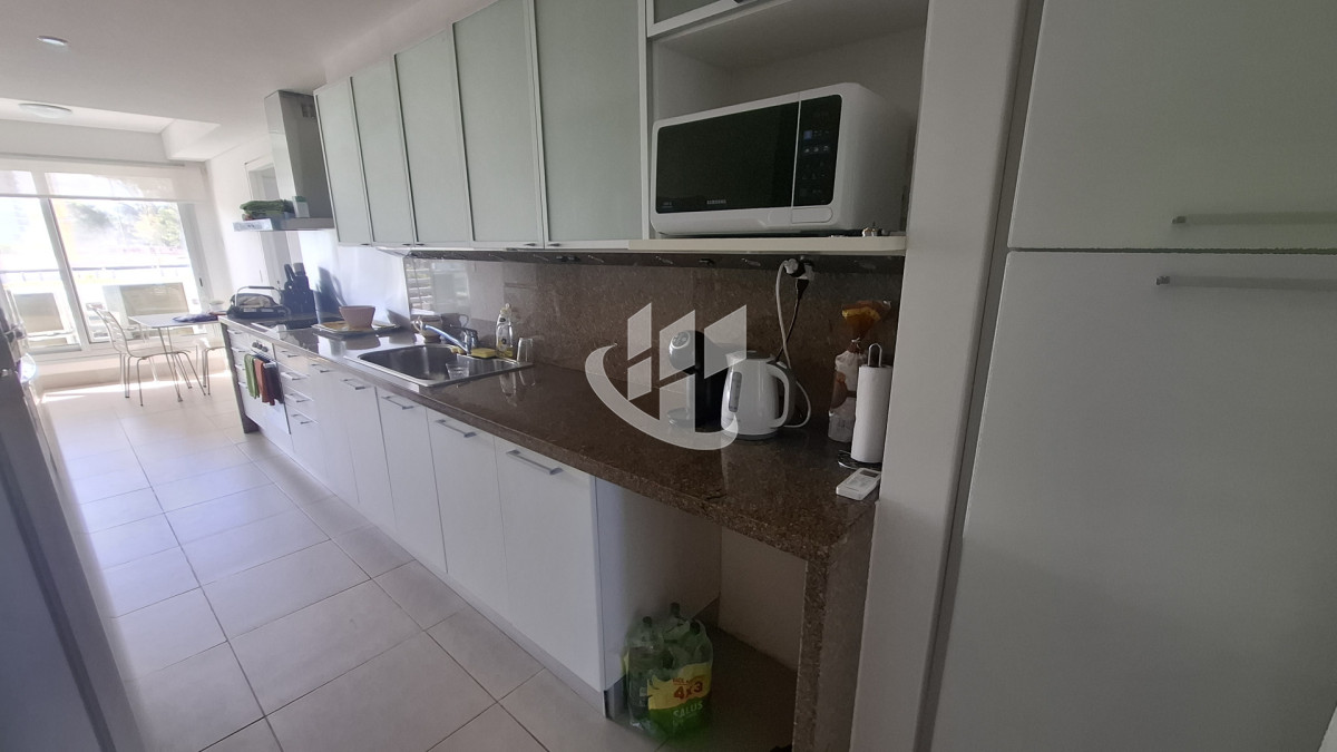 Apartamento ID.2434 - Alquiler invernal, 3 dormitorios y dependencia, Brava, Primera linea, Punta del Este