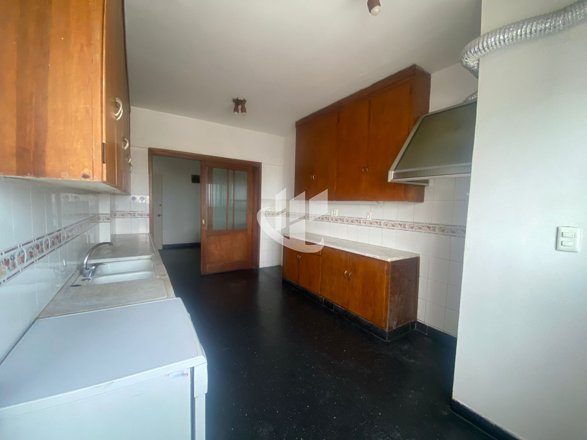 Apartamento ID.1860 - APARTAMENTO DE CATEGORIA 3 DORMITORIOS 2 BAÑOS  Y SERVICIO GARAJE SOBRE 18 DE JULIO