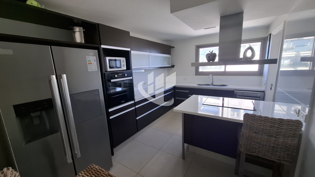 Apartamento ID.2040 - Venta departamento, primera linea 4 suites, Brava, Punta del Este