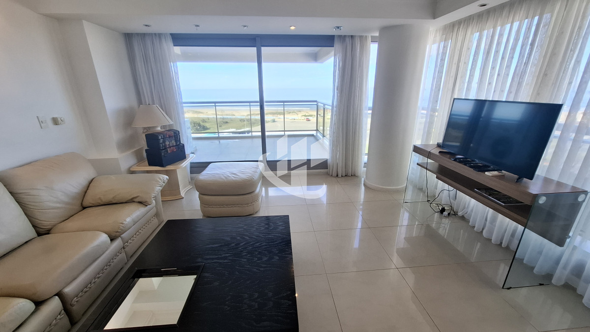 Apartamento ID.2038 - Venta apartamento 3 suites y dep completa, primera línea Brava, Punta del Este