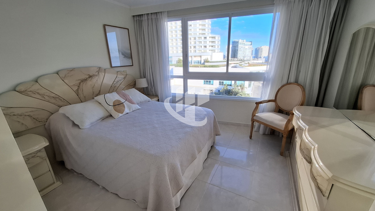 Apartamento ID.2036 - Alquiler Anual, 4 dormitorios, 5 baños, primera linea, Mansa, Punta del Este