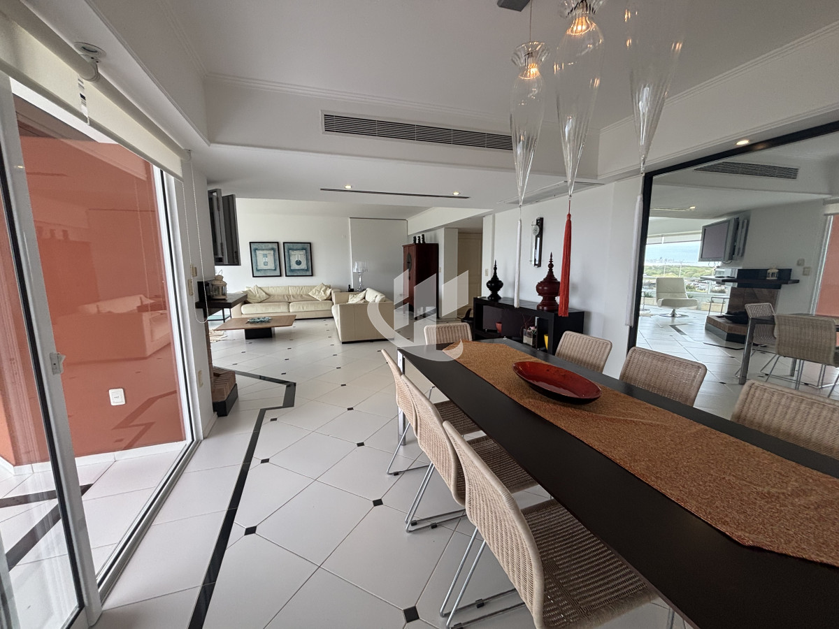 Apartamento ID.2277 - PUNTA DEL ESTE - PLAYA BRAVA - APARTAMENTO DE 4 DORMITORIOS EN SUITE Y DEPENDENCIA - VENTA