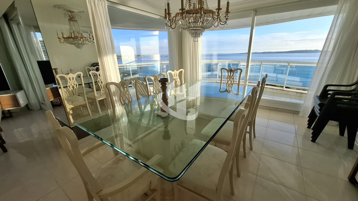 Apartamento ID.2036 - Alquiler Anual, 4 dormitorios, 5 baños, primera linea, Mansa, Punta del Este