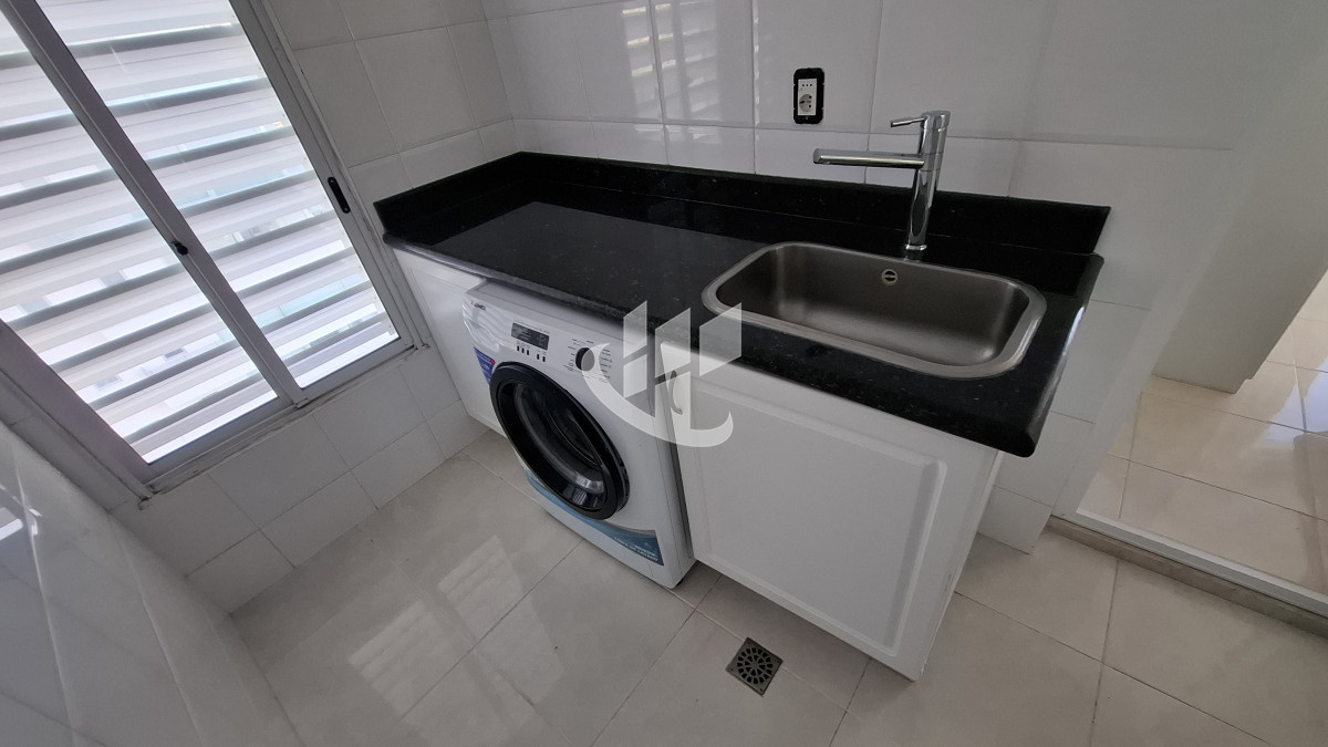 Apartamento ID.2036 - Alquiler Anual, 4 dormitorios, 5 baños, primera linea, Mansa, Punta del Este