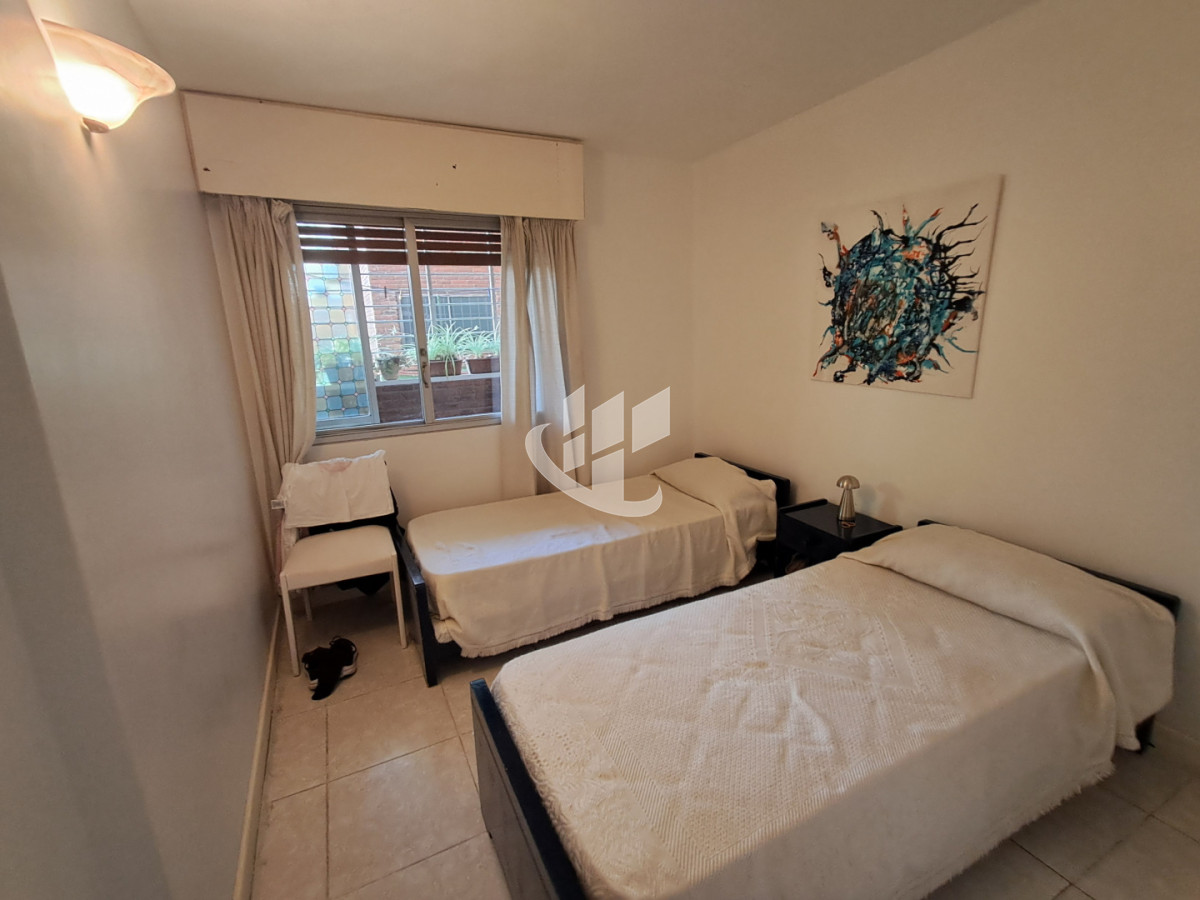 Apartamento ID.2484 - PUNTA DEL ESTE PENINSULA APTO 2 DORM 2 BAÑOS GARAGE A METROS DEL MAR