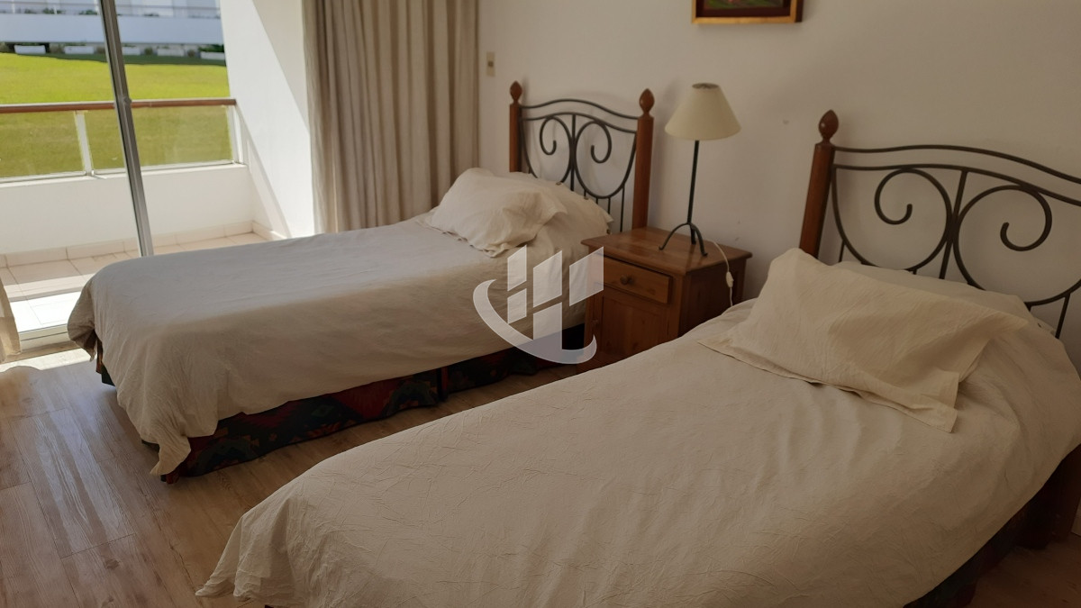 Apartamento ID.828 - Alquiler de Verano, 4 dormitorios mas dep, 1era linea al mar, Rincon del Indio, Punta del Este