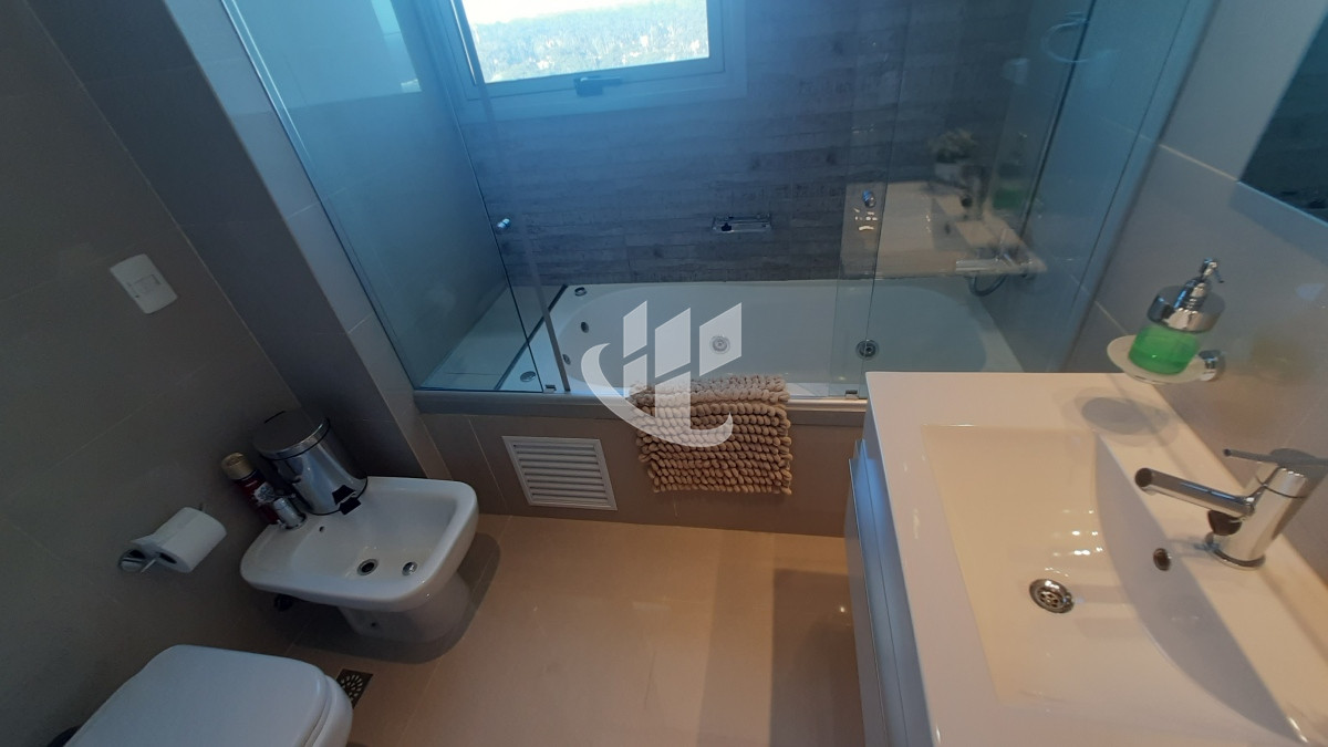 Apartamento ID.896 - Alquiler temporario, 2 dormitorios mas dependencia, piso alto, vista, Brava, Punta del Este.