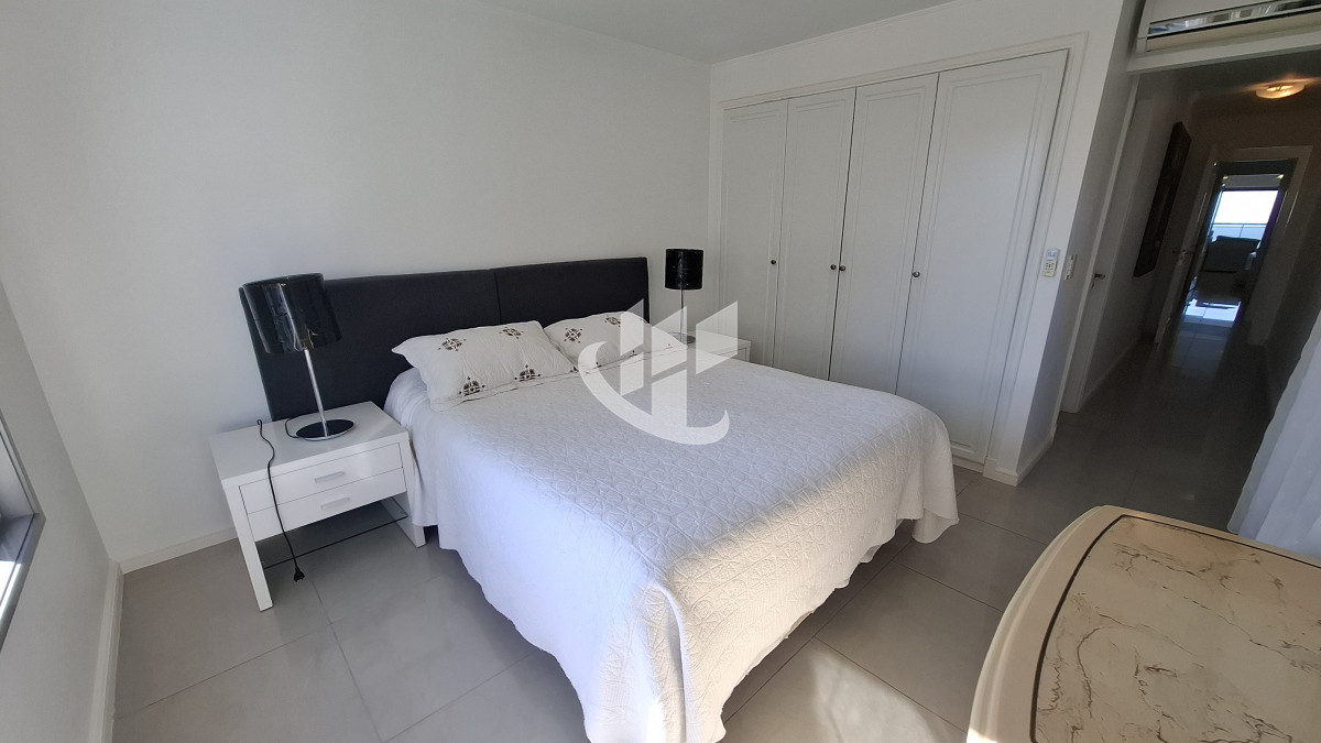Apartamento ID.2038 - Venta apartamento 3 suites y dep completa, primera línea Brava, Punta del Este