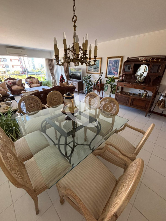 Apartamento ID.2453 - PUNTA DEL ESTE CHIVERTA APTO CON SERVICIOS DE 3 DORMITORIOS EN SUITE, GARAGE , DEP DE SERCVICIO