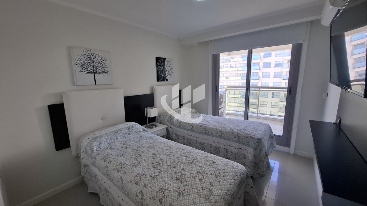 Apartamento ID.2040 - Venta departamento, primera linea 4 suites, Brava, Punta del Este