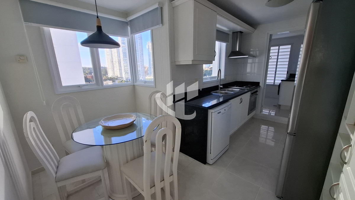 Apartamento ID.2036 - Alquiler Anual, 4 dormitorios, 5 baños, primera linea, Mansa, Punta del Este