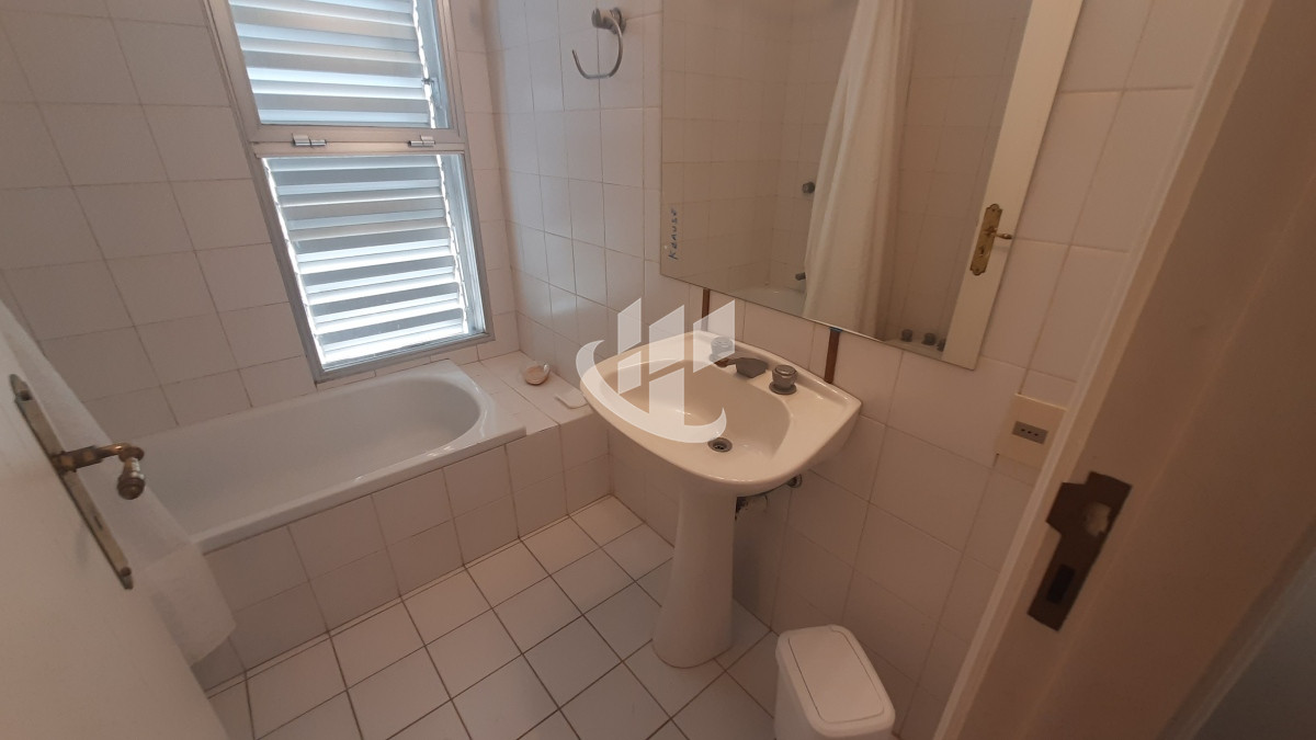 Apartamento ID.828 - Alquiler de Verano, 4 dormitorios mas dep, 1era linea al mar, Rincon del Indio, Punta del Este