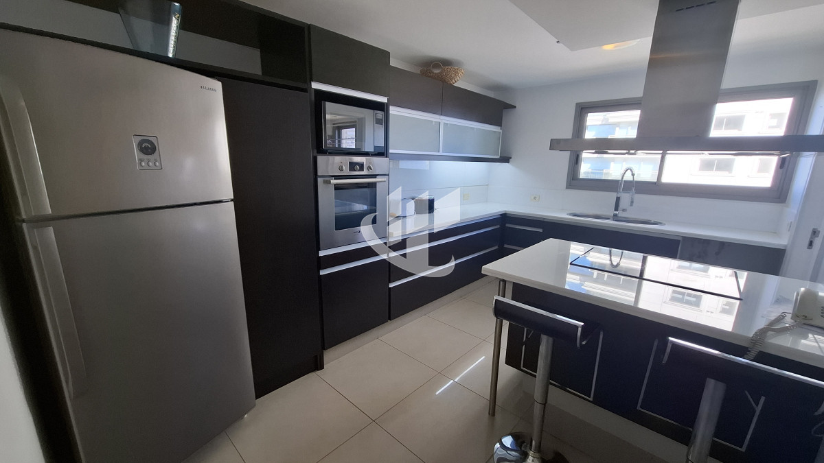 Apartamento ID.2038 - Venta apartamento 3 suites y dep completa, primera línea Brava, Punta del Este