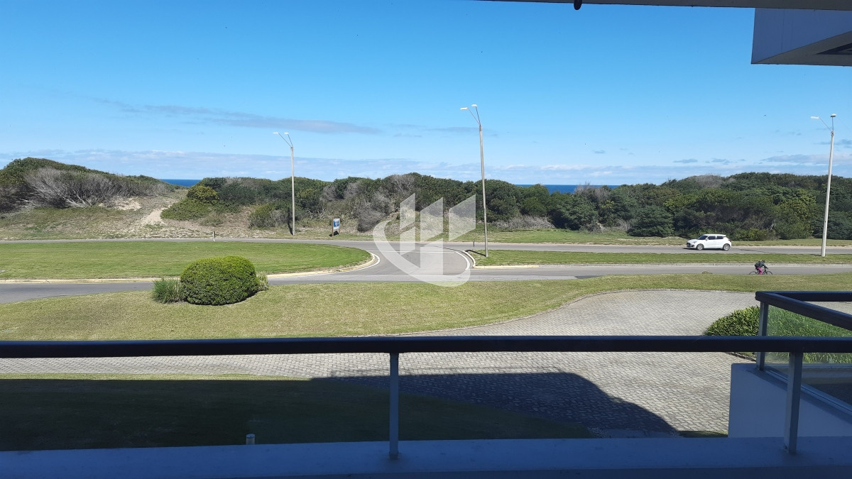 Apartamento ID.828 - Alquiler de Verano, 4 dormitorios mas dep, 1era linea al mar, Rincon del Indio, Punta del Este