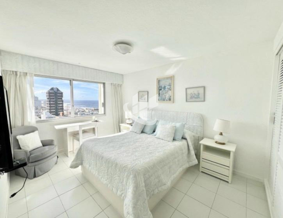 Apartamento ID.2403 - Alquiler Verano, 3 dormitorios mas dependencia, con vista, Peninsula, Punta del Este