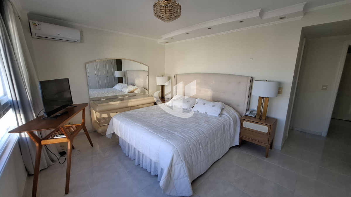 Apartamento ID.2036 - Alquiler Anual, 4 dormitorios, 5 baños, primera linea, Mansa, Punta del Este
